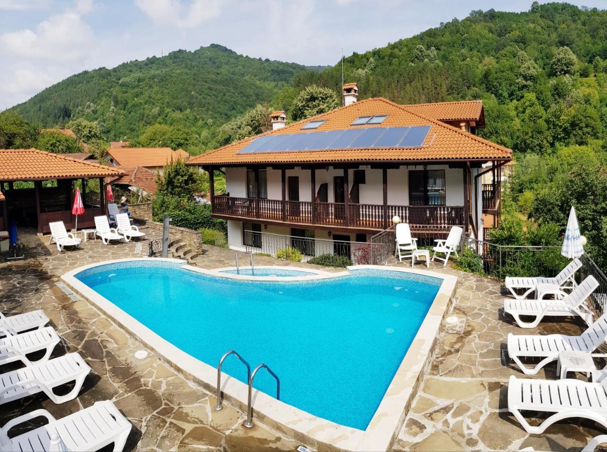 Family Hotel Chiflik Hills エクステリア 写真