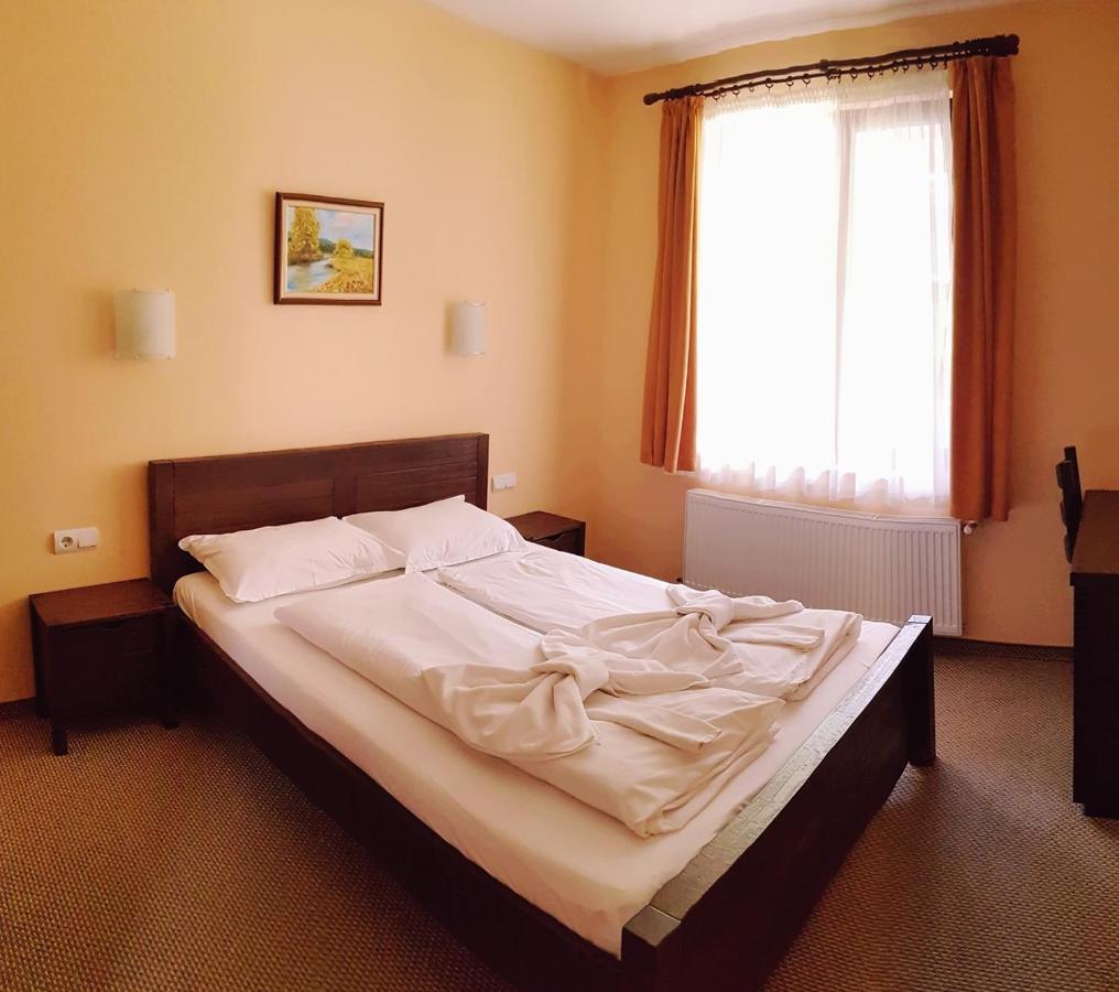Family Hotel Chiflik Hills エクステリア 写真
