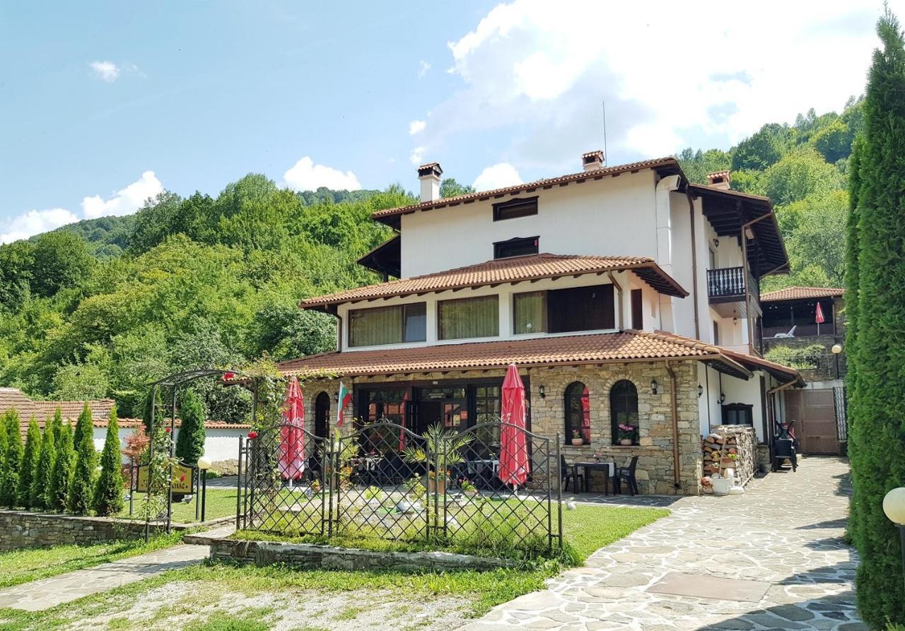 Family Hotel Chiflik Hills エクステリア 写真
